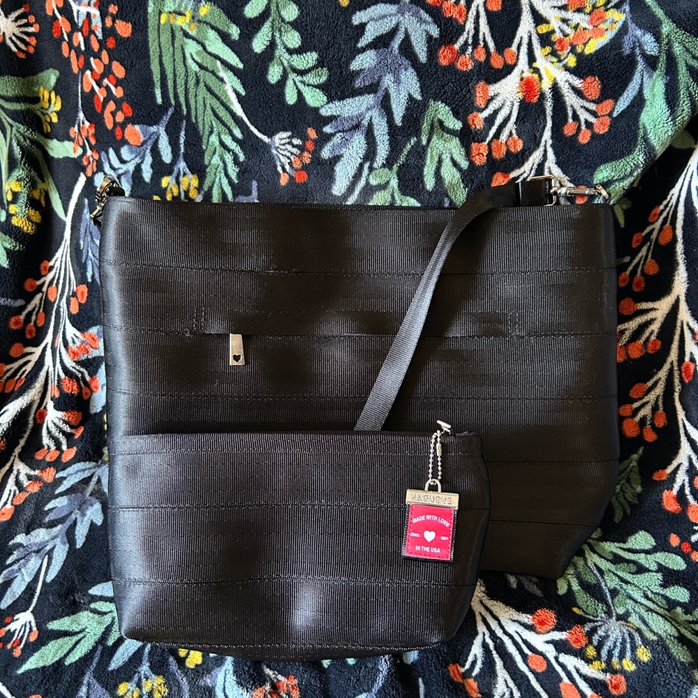 Harvey’s streamline tote with makeup bag